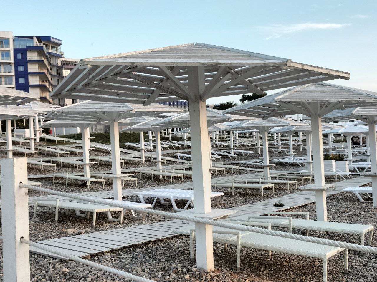 Дорого и грязно - показываю пляж в Крыму, который рекламируют, как лучший