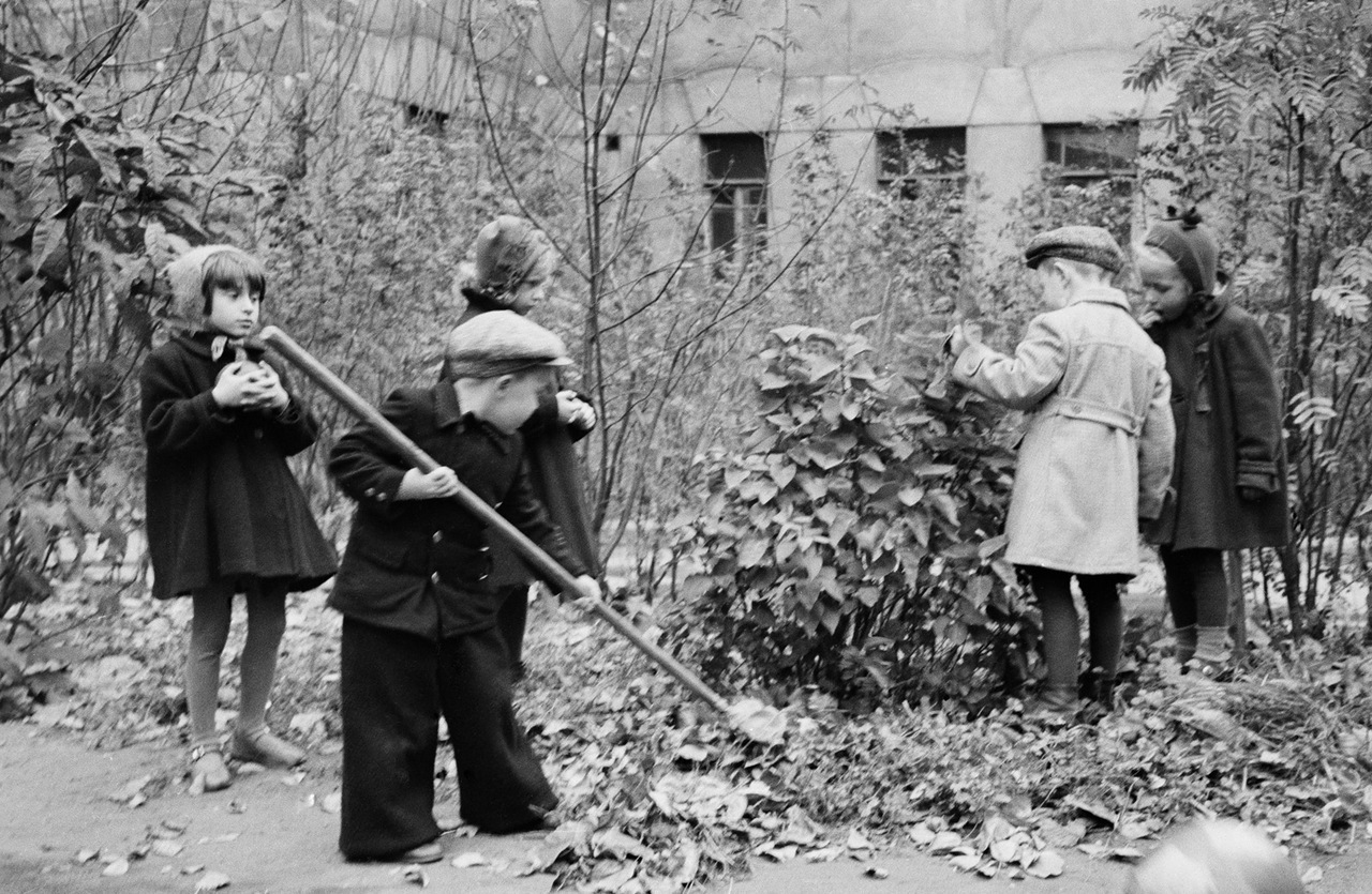 Что умели почти все советские дети во времена СССР к 10 годам в отличие от современных мальчиков и девочек Дети СССР были больше приспособлены к жизни