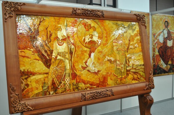 Янтарь - удивительно интересный камень,вернее не камень, а ископаемая смола. "Слезы моря", "Дар солнца"...