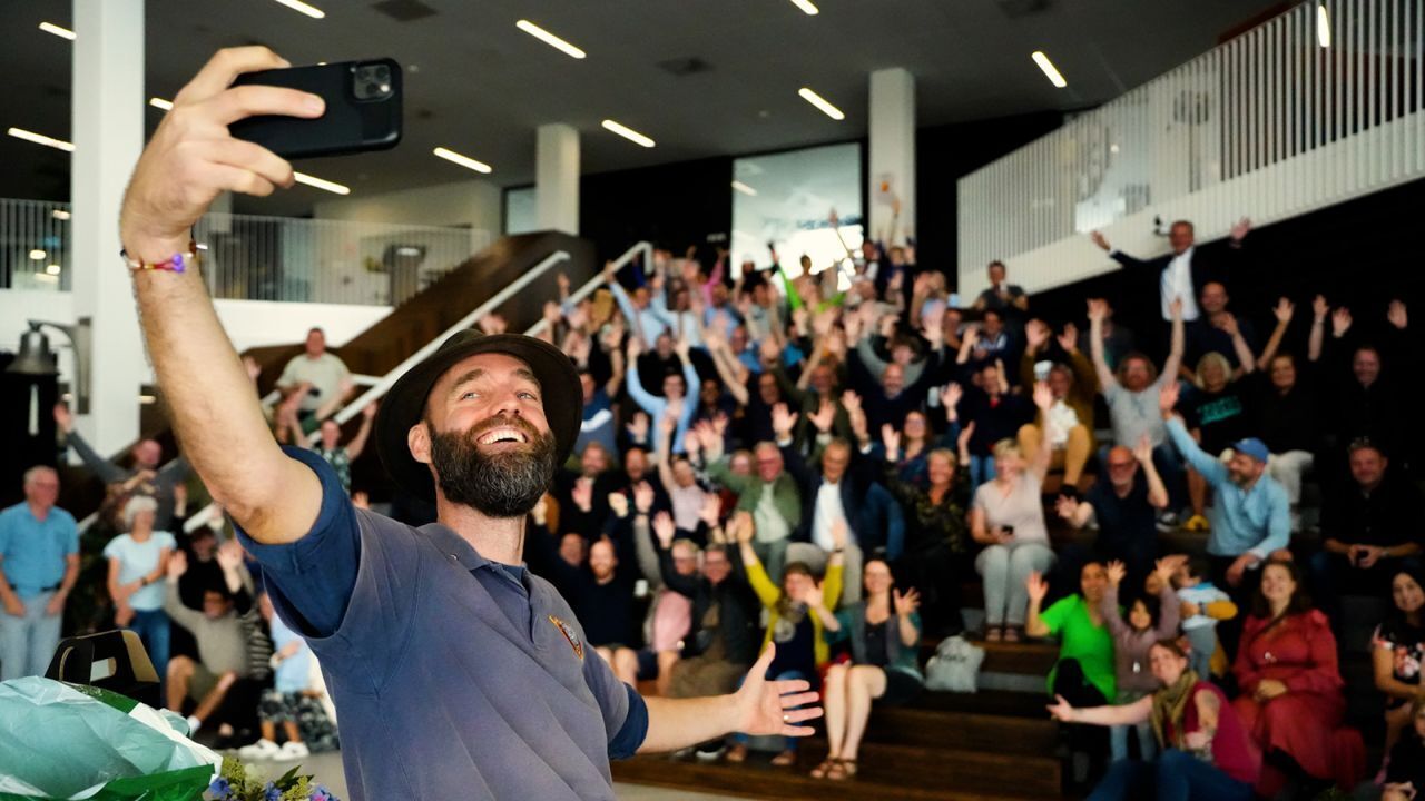 Человек, который посетил все страны, не совершая полетов, наконец-то вернулся домой.