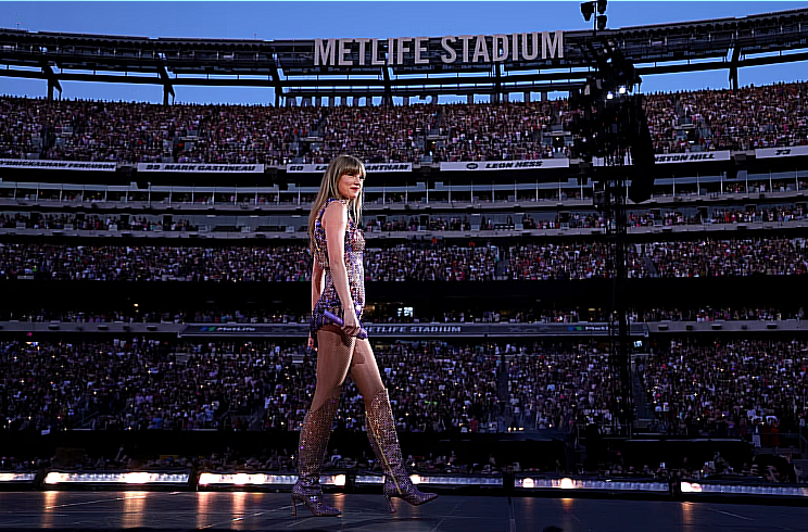 Тейлор Свифт раздает бонусы в размере 55 миллионов долларов своей команде.