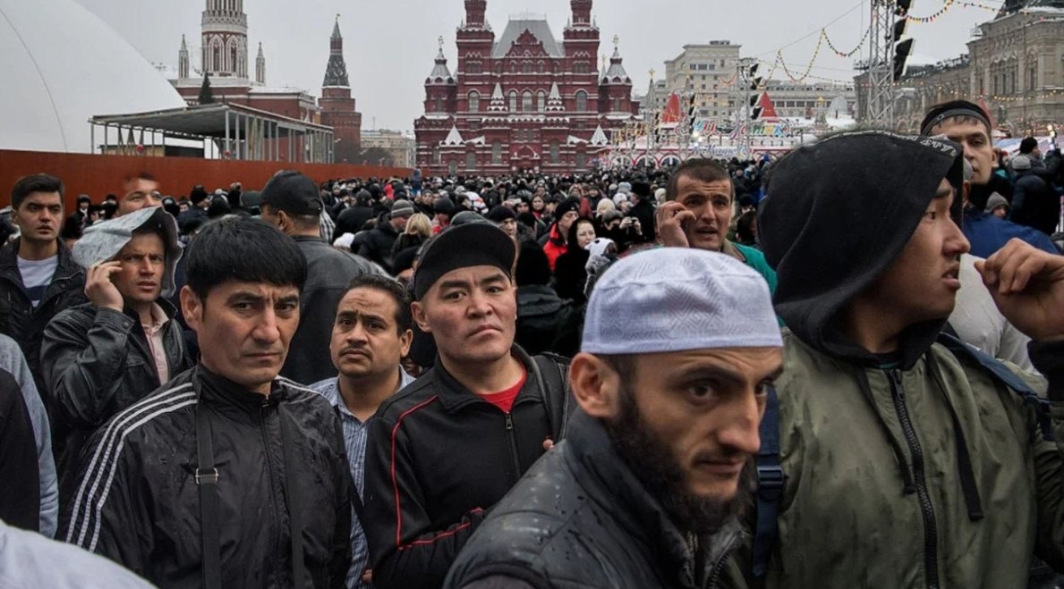 Мигранты говорят. Мигранты в Москве. Митинг мигрантов в Москве. Гастарбайтеры Москвы нации. Несанкционированный митинг.