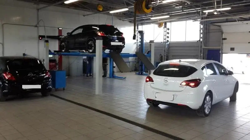 Работал 7 лет в автосалоне, рассказываю, как обманывает клиентов руководство и механики дилерского центра.