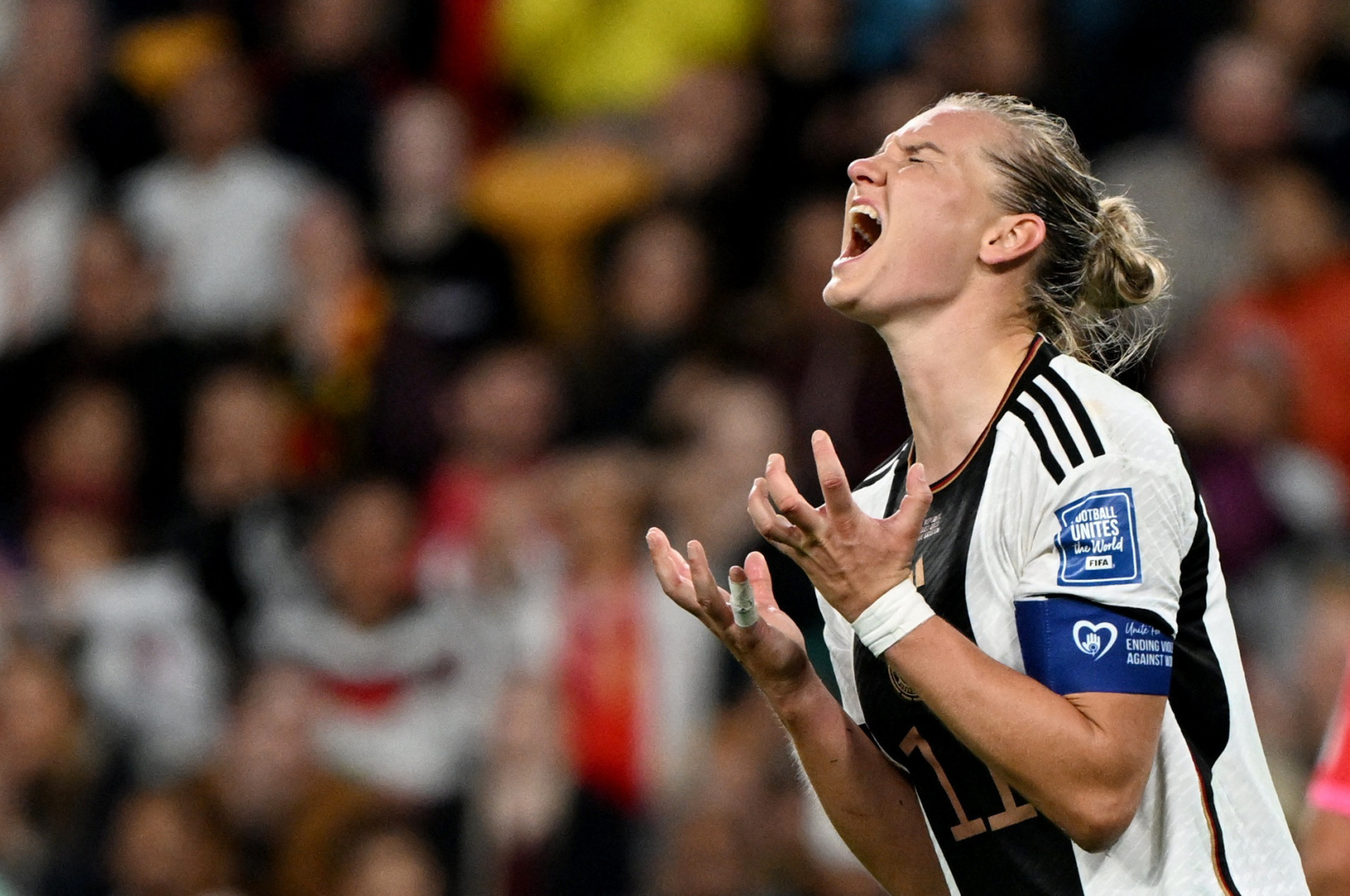 Женская сборная Германии, дважды ставшая чемпионами, не смогла пройти групповой этап после неудачного соперничества с Южной Кореей.