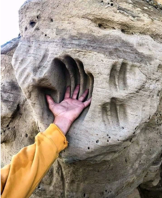 Загадочные отпечатки в горе