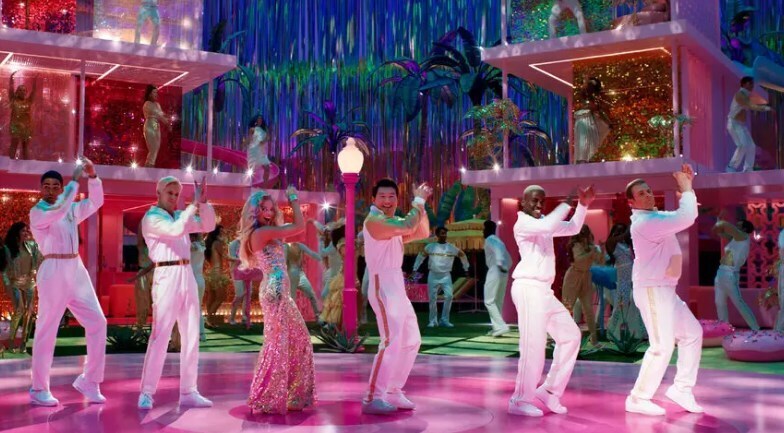 Танцевальное наслаждение в «Барби» принадлежит Кенам