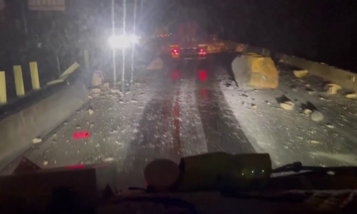 В восточной провинции Шаньдун в Китае произошло сильное землетрясение магнитудой 5,5. Землетрясением нанесён ущерб 126 домам и ранено десятки человек.