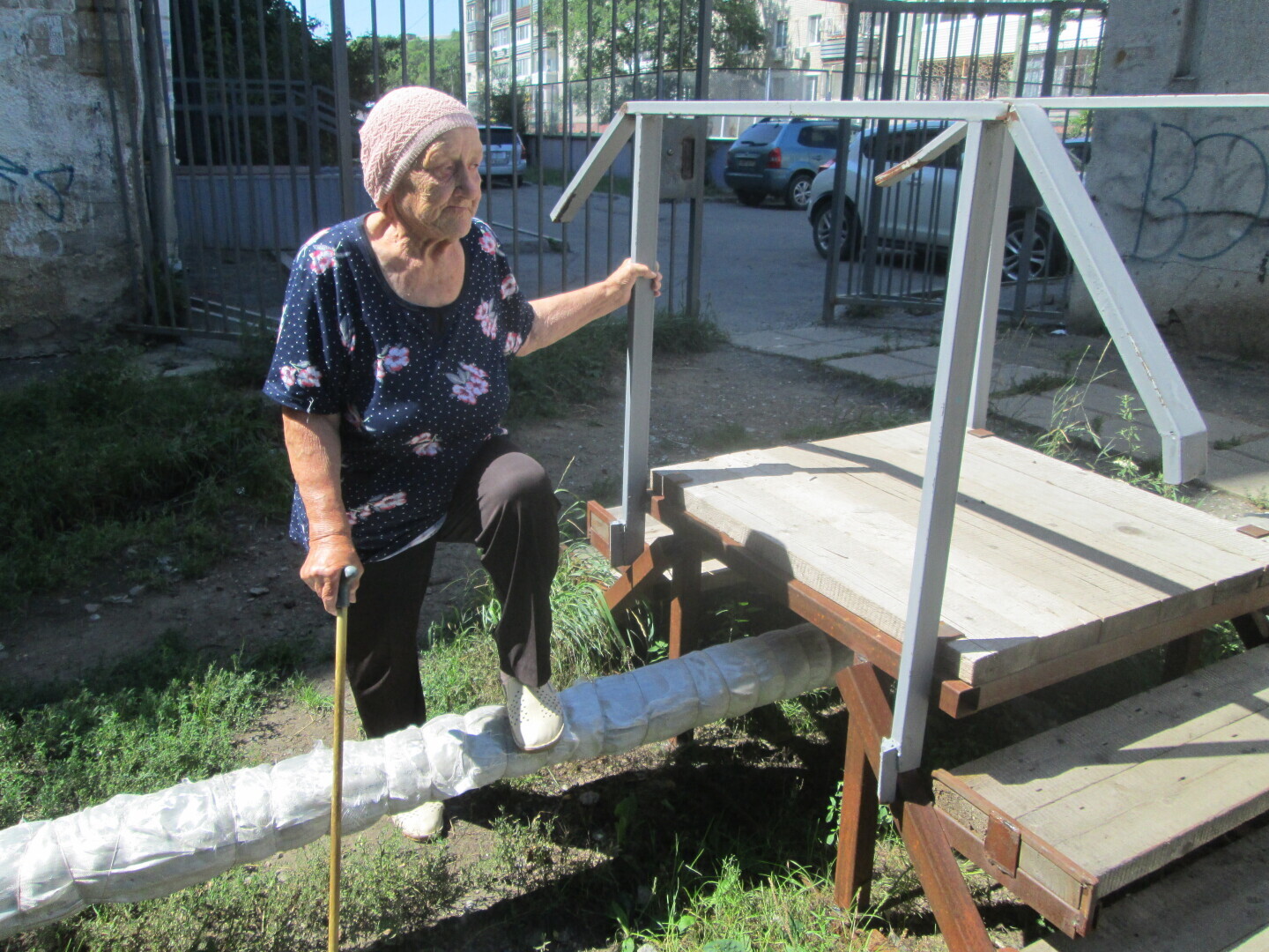 А бабушки с мамочками прыг-прыг-прыг…