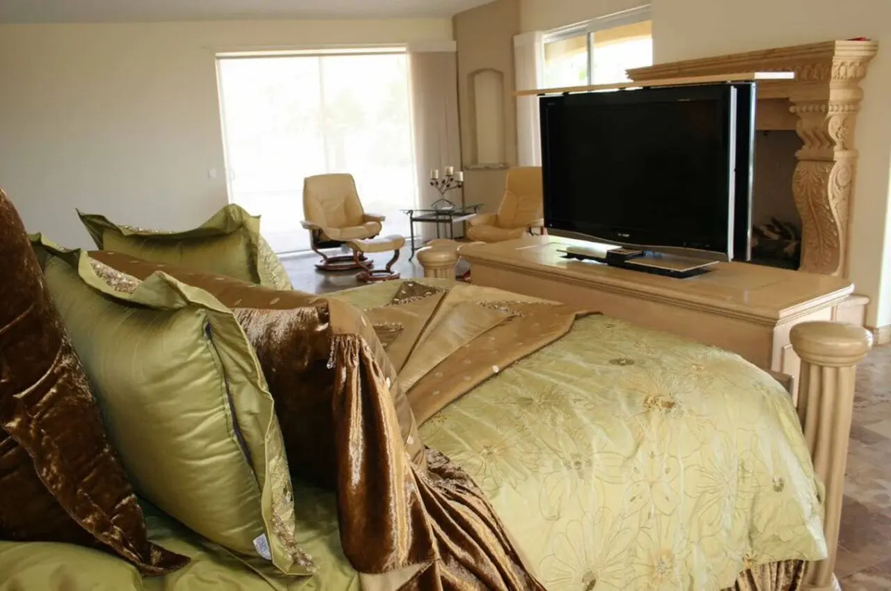 13 лучших способов разместить телевизор в спальне