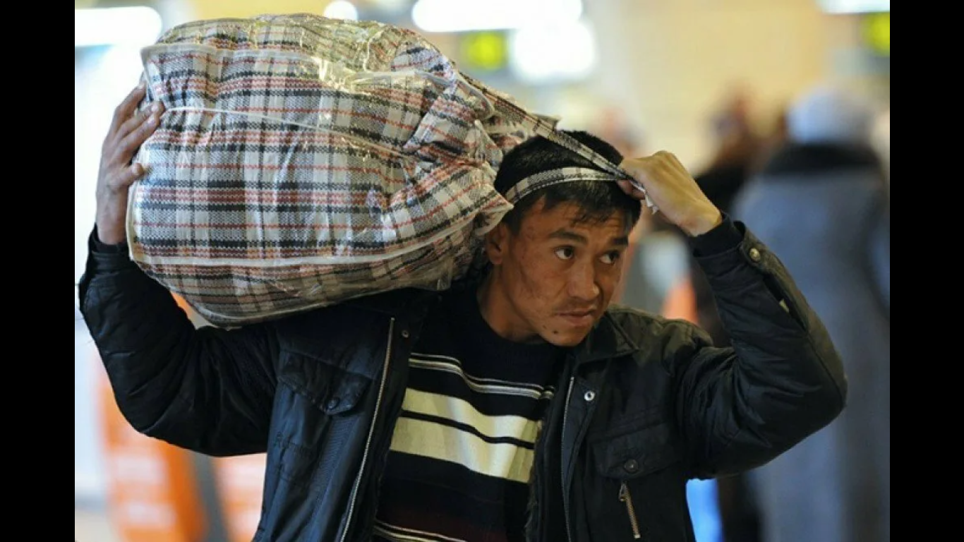 Мигранты бегут.