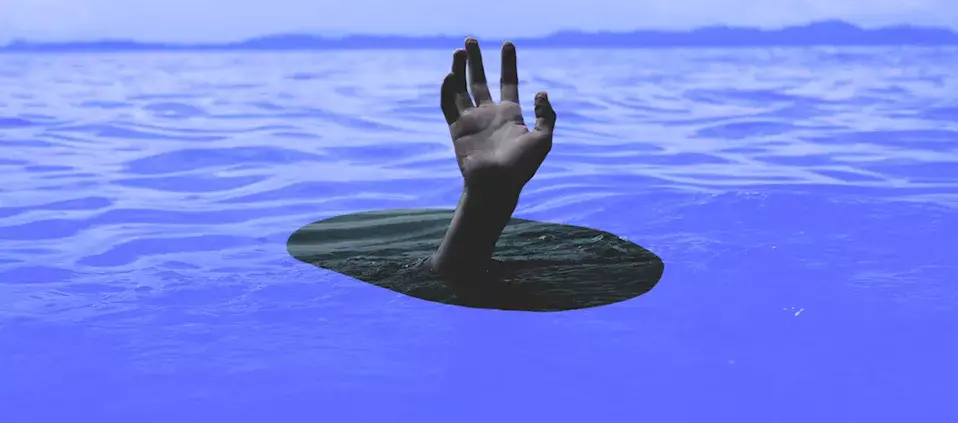 Люди устали от нехватки денег, чиновников и коррупции.