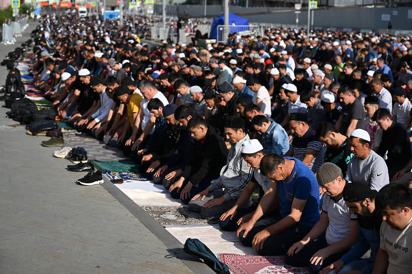 «Места на всех не хватает»: мигранты пожаловались на нехватку мечетей