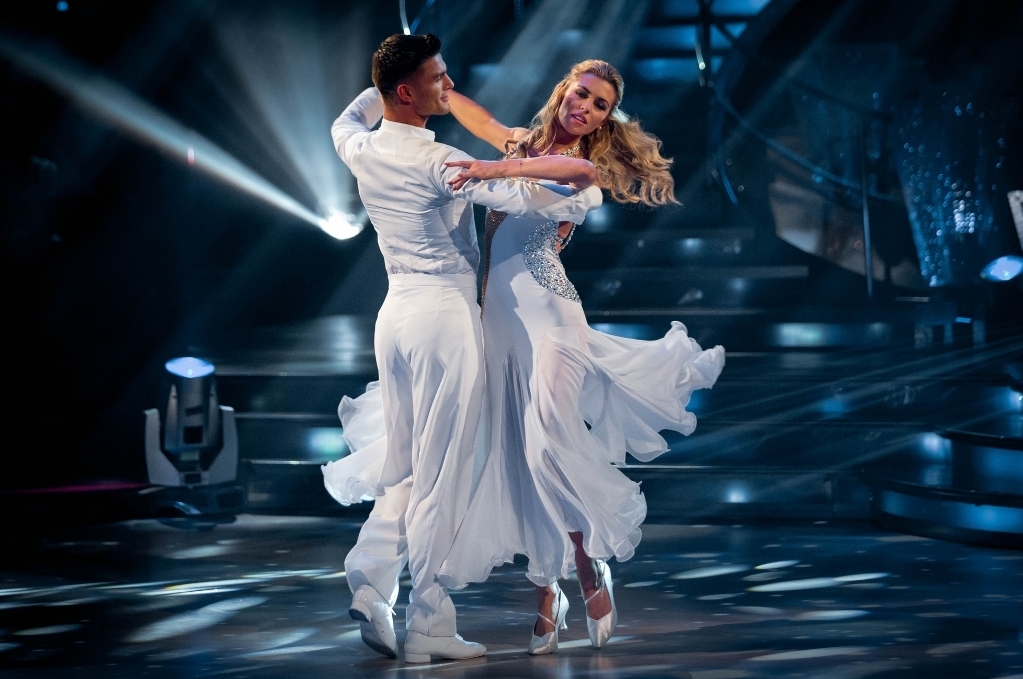 "Шаги на грани гармонии: Вальс - танец величия и элегантности"