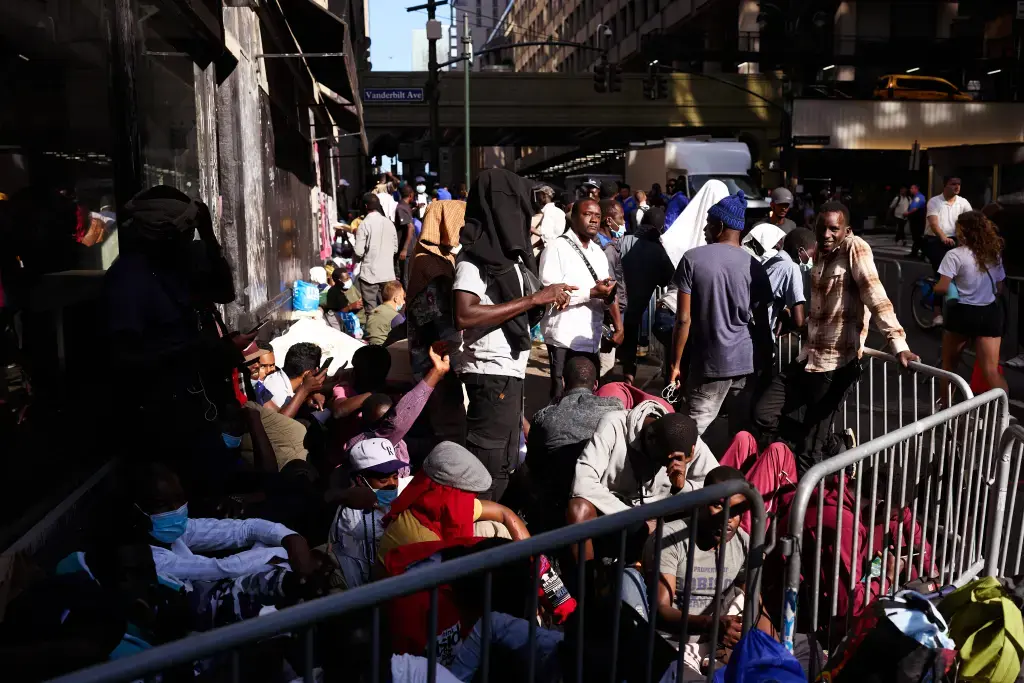 Мигранты по-прежнему стремятся приехать в Нью-Йорк — даже после «хаоса», вызванного просителями убежища до них