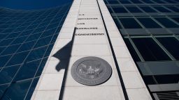 Регуляторы оштрафовали фирмы с Уолл-стрит на 549 миллионов долларов за использование WhatsApp и других каналов для обсуждения бизнеса