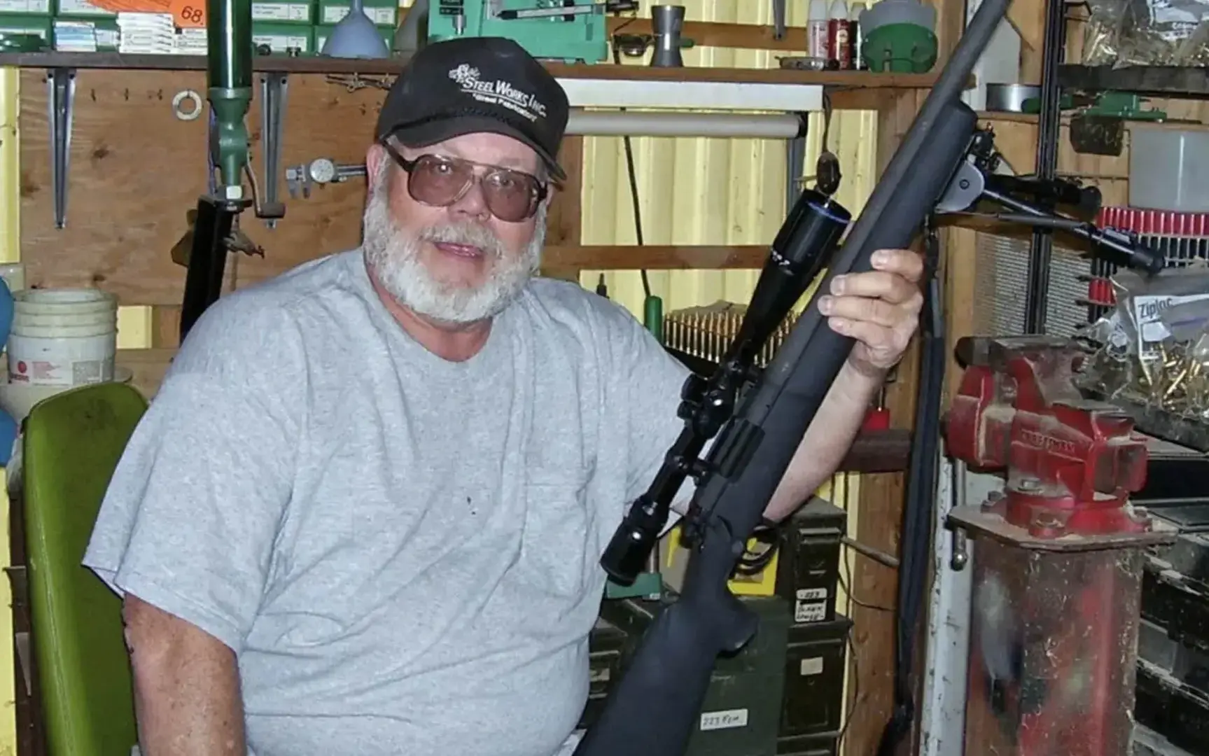 Мужчина, угрожавший убить Байдена, застрелен в ходе рейда ФБР