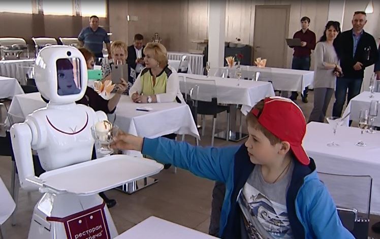 Нейросети, роботы – обслуга, чат боты – угроза массовой безработицы