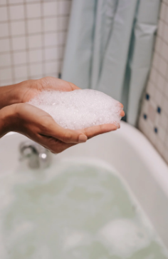 Почему все шампуни и гели для душа разного цвета, а все пены - белые?