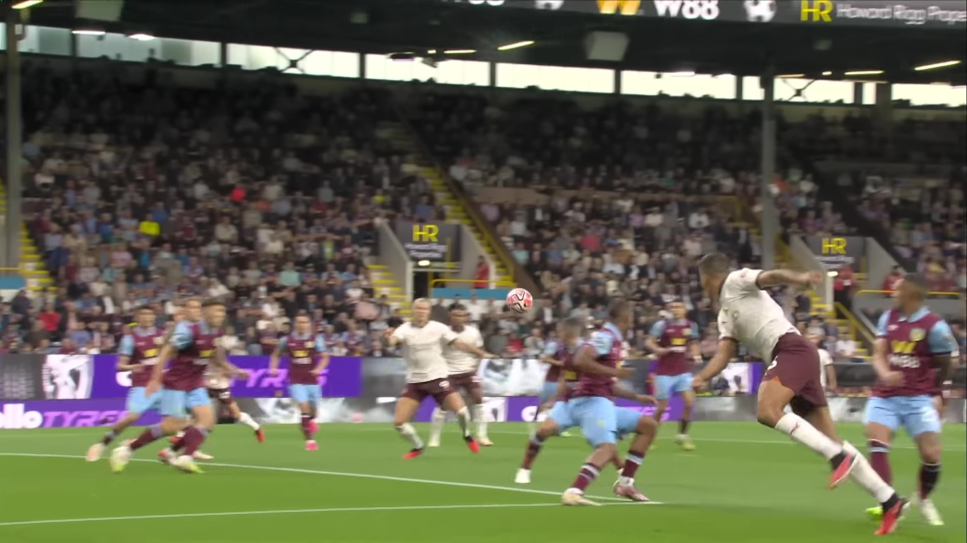 Английская Премьер-лига стартовала. Манчестер Сити начал с победы над командой, возглавляемой бывшим капитаном клуба