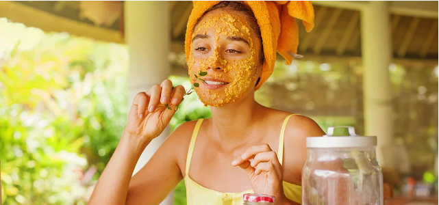 Секрет сияющей кожи: как приготовить маску для лица с куркумой и в чем ее польза.