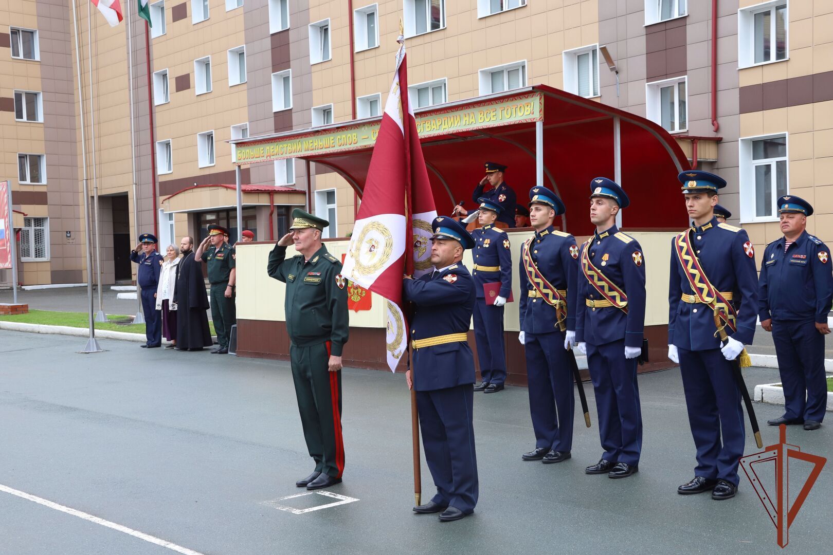 Боевое знамя авиационной эскадрильи вручил командующий Сибирским ...