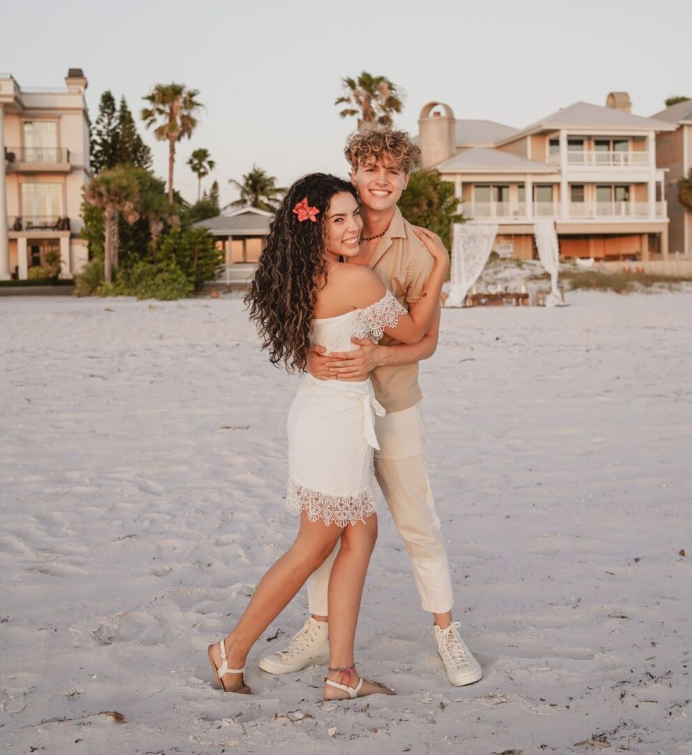 У них был подростковый летний роман. Вот что произошло, когда они воссоединились много лет спустя