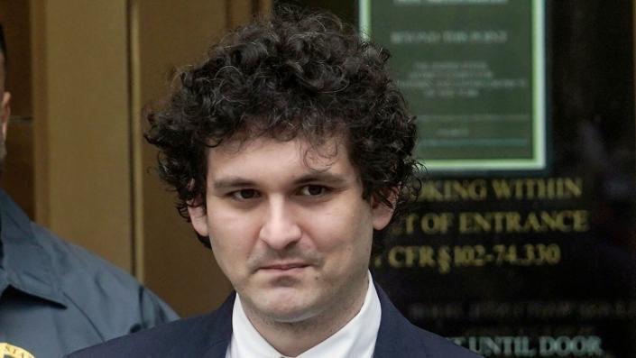 Основатель криптовалютной биржи FTX Бэнкман-Фрид переведен из-под домашнего ареста в изолятор