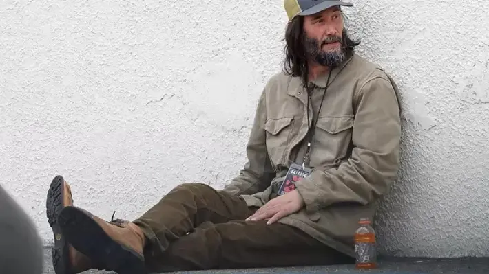 "Киану Ривз: Неподражаемый Стиль и Необычные Места, Где Его Найдешь!"