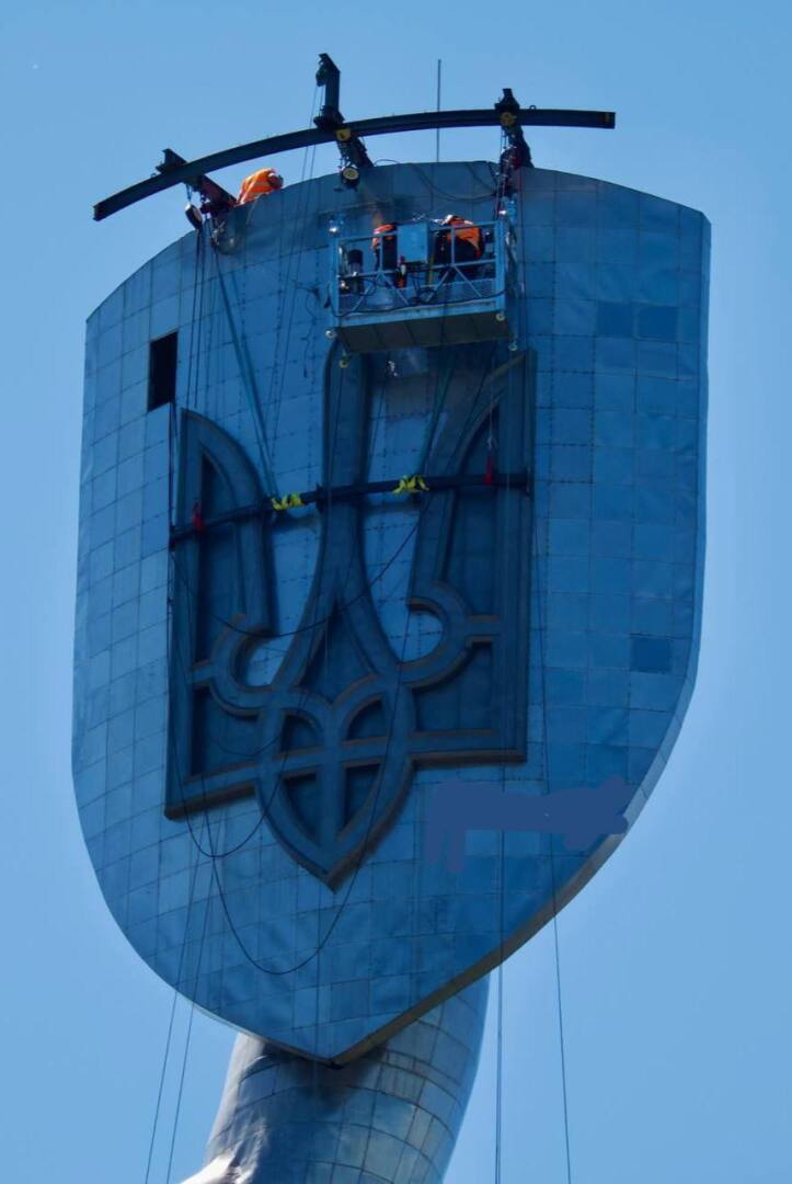 Замена символа на щите статуи Родина-мать