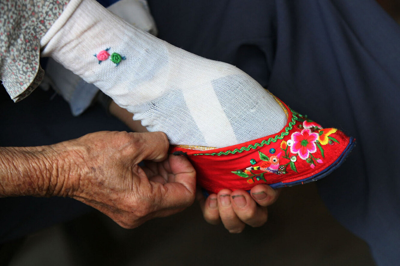 Забудьте о политике, МРОТ, СССР и пенсиях - Часть 5 😜 Сегодня поговорим о самых странных, необычных традициях, обрядах и стандартах красоты в мире 👸