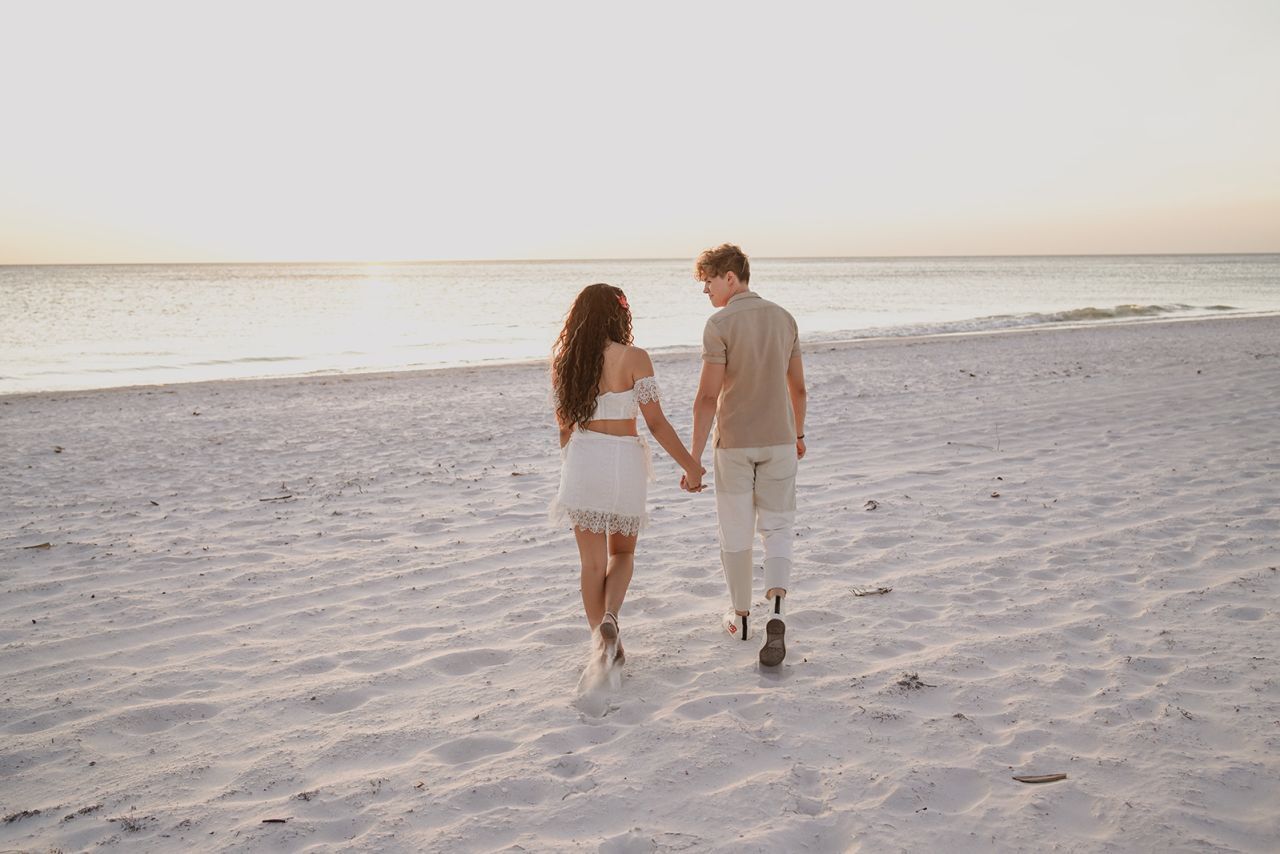 У них был подростковый летний роман. Вот что произошло, когда они воссоединились много лет спустя