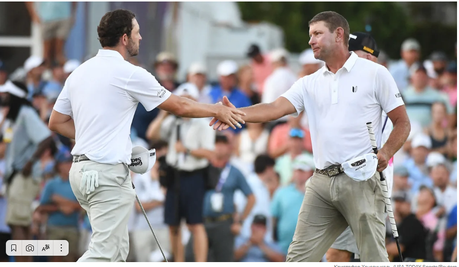 ‘Самый жаркий и душный день’ в гольфе: игрок в гольф кладет руки в холодильник со льдом.