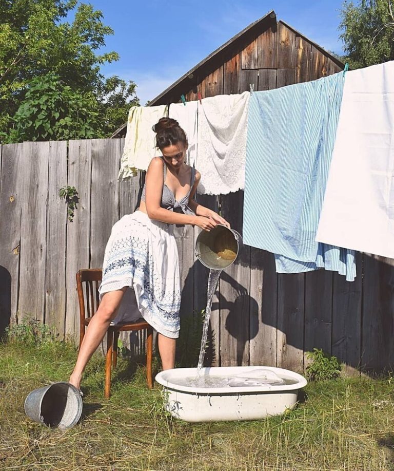 Почему в деревне живут на показ