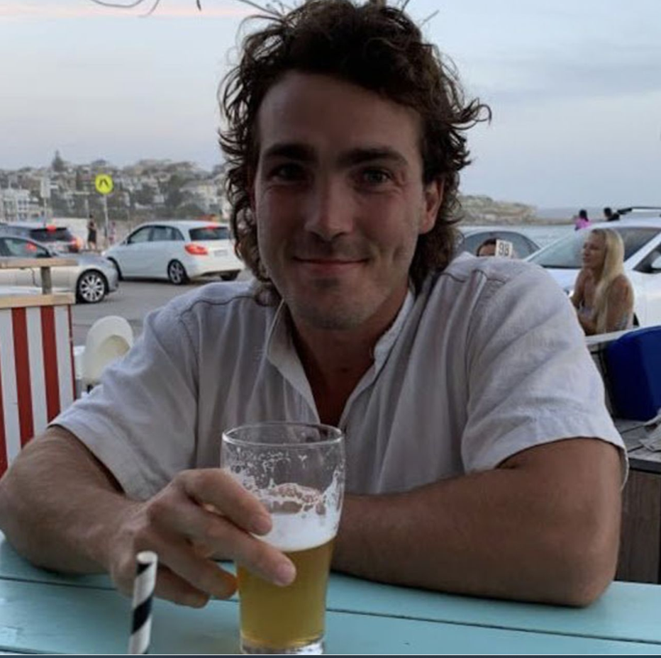 Австралийские серферы спасены в водах у отдаленного индонезийского острова после 38 часов пропажи в море