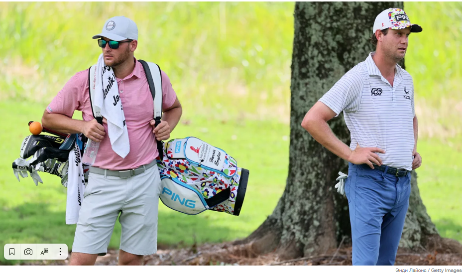 ‘Самый жаркий и душный день’ в гольфе: игрок в гольф кладет руки в холодильник со льдом.