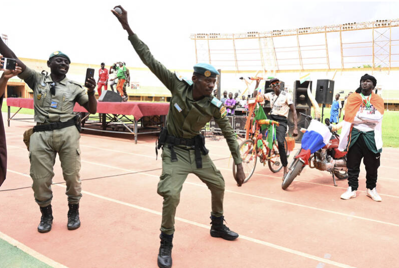 США и Россия призывают к мирному разрешению споров, переворот в Нигере превращает великие державы в африканскую региональную арену