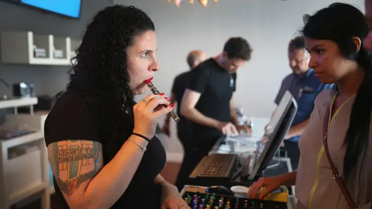 Исследование показало, что молодые люди подвергаются риску острых респираторных заболеваний после 30 дней использования электронных сигарет.