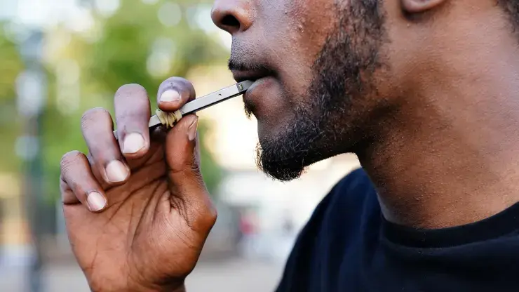 Исследование показало, что молодые люди подвергаются риску острых респираторных заболеваний после 30 дней использования электронных сигарет.