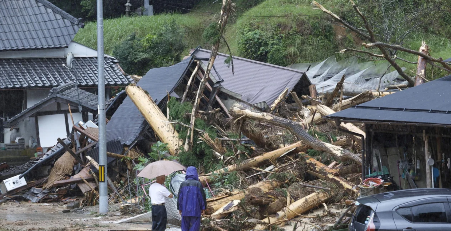 Тайфун "Лан" обрушился на западную часть Японии и заставил эвакуироваться 237 тыс. человек.