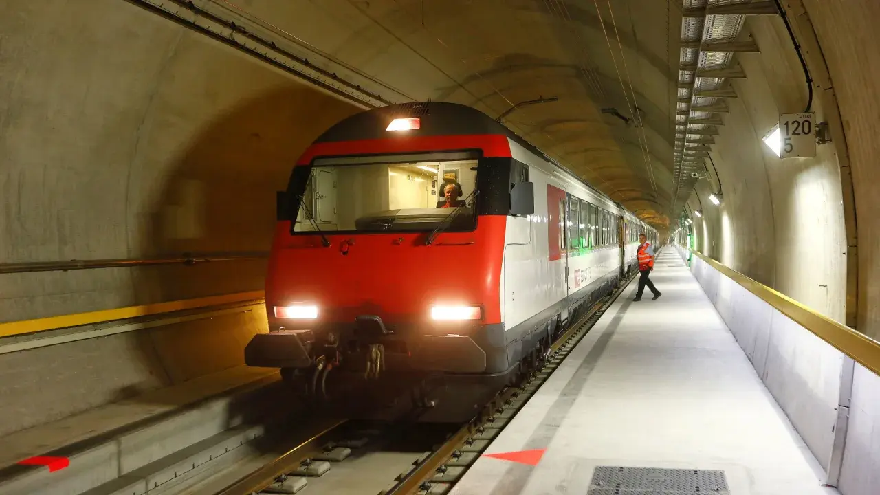 Самый длинный тоннель в мире закрыли для пассажиров поездов после схода с рельсов.