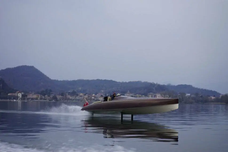 Навигация в будущим: многообещающие перспективы для электрических лодок.