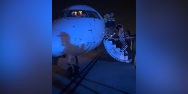 Пассажир Delta Airlines говорит, что самолет несколько часов застрял на взлетной полосе без еды, воды и туалета