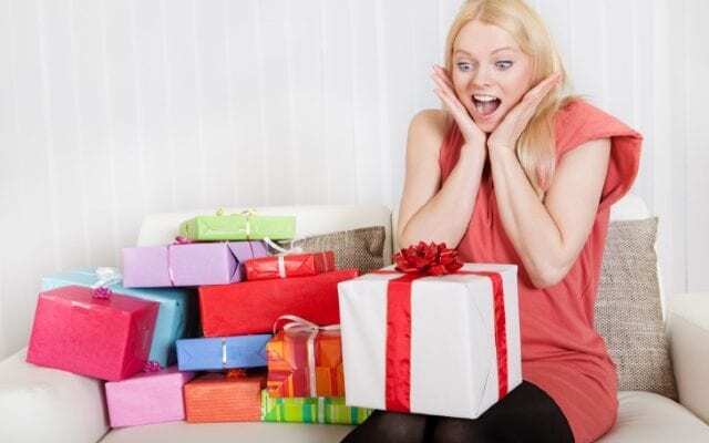 Можно ли отказываться от подарков, рассмотрим ситуации, когда его надо принять и когда нет.