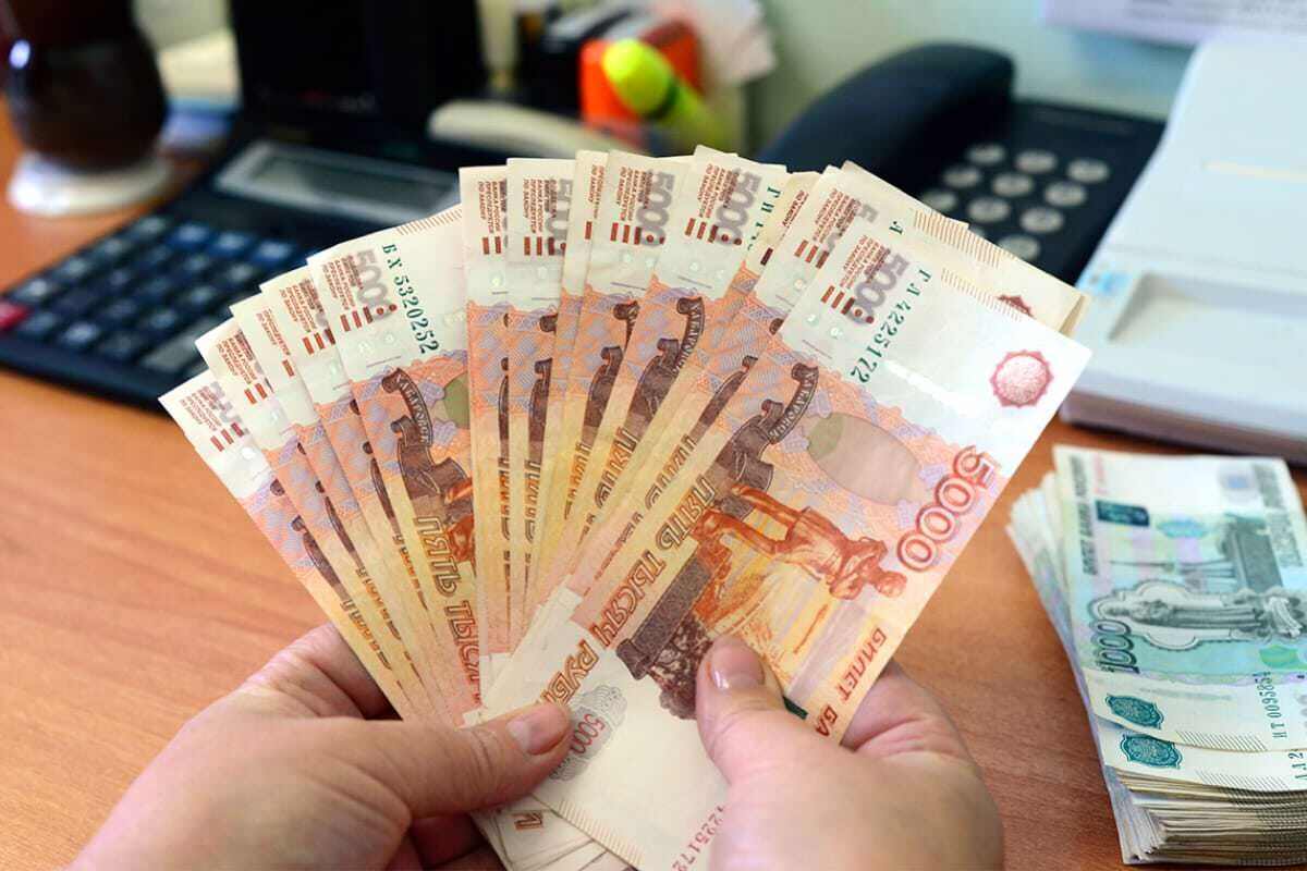 "Не прячьте ваши денежки": почему россияне снова стали активно пользоваться наличкой и предпочитают хранить деньги дома?