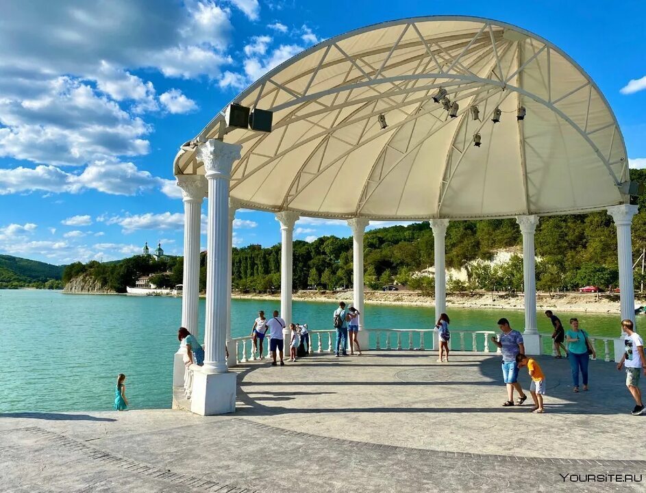 Абрау-Дюрсо нельзя не увидеть