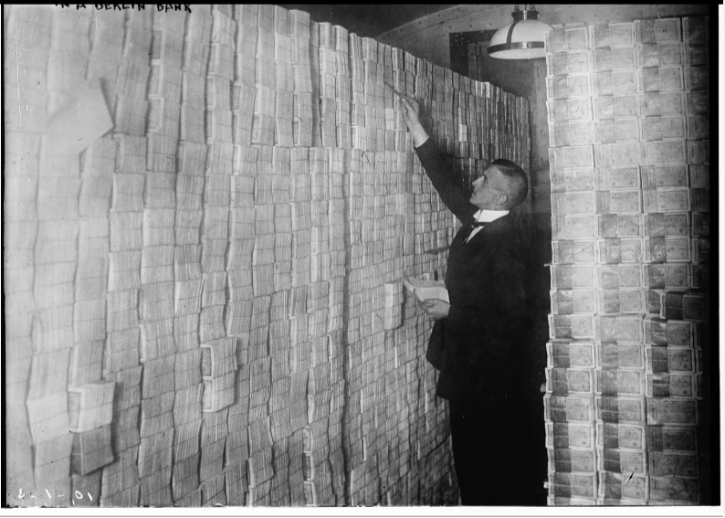 Гиперинфляция , давшая шанс фашистам Германии.