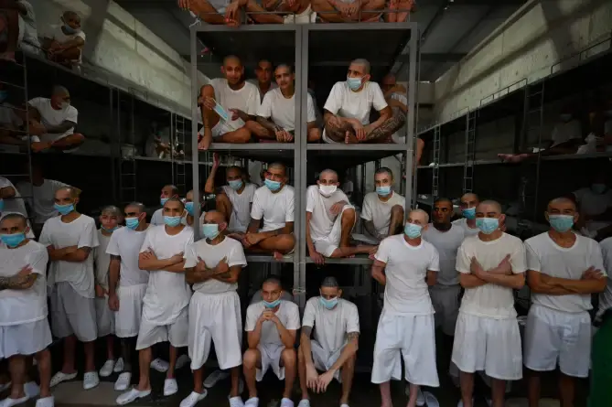 Спустя шесть мецев после открытия адской мега-тюрьмы в Сальвадоре