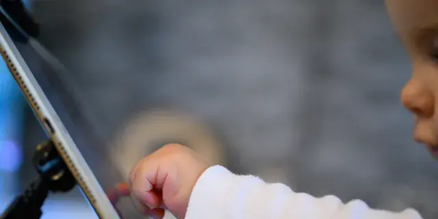 Младенцы и маленькие дети, проводящие больше времени перед экраном, связаны с задержками в развитии: исследование