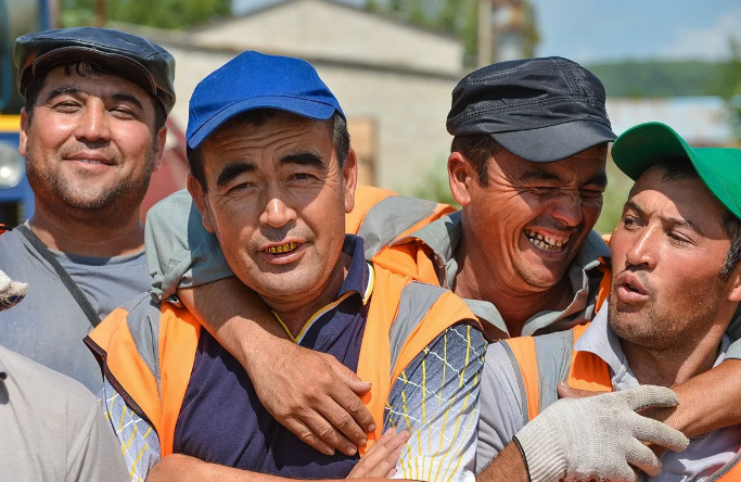 Россия - страна возможностей, но не для россиян! Мигрантам будут платить пенсии за наш счет. А нам потом снова повышение пенсионного возраста?