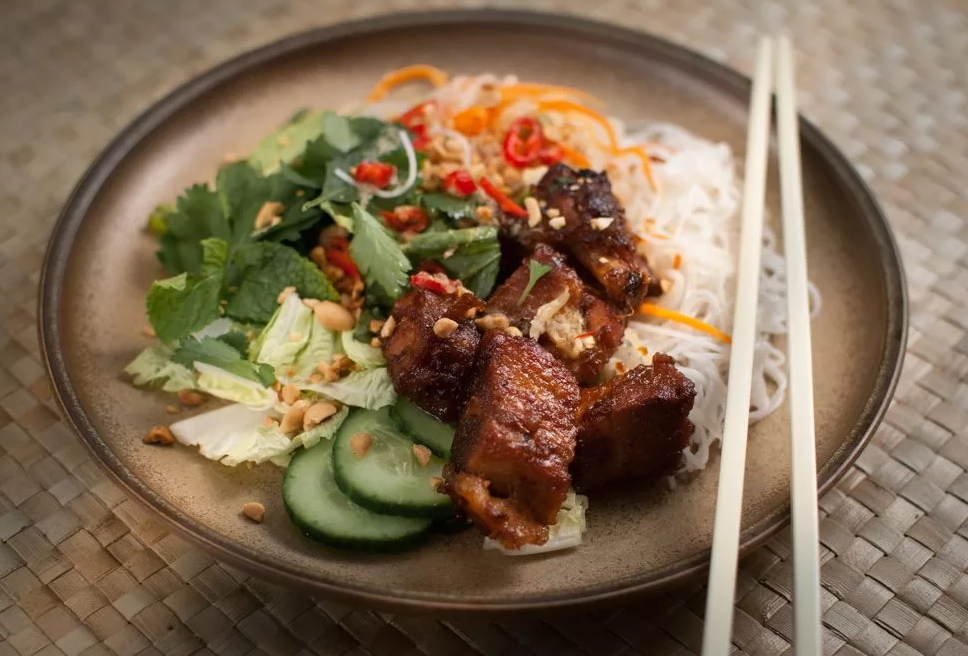 Кулинарное путешествие во Вьетнаму: самые яркие и оригинальные блюда вьетнамской кухни